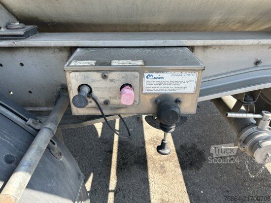 Cisterna polpriklopnik MENCI LEBENSMITTELTANK ISOLIERT, 3 KAMMERN, 34000L LIFTACHSE,   BPW-ACHSEN