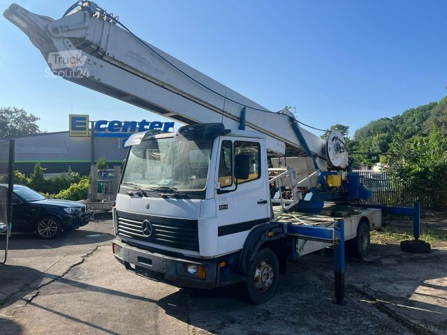 Vrachtwagen met kraanopbouw MERCEDES-BENZ 814 Dachdeckerkran Klaas 28-7 28Meter Fernbedien