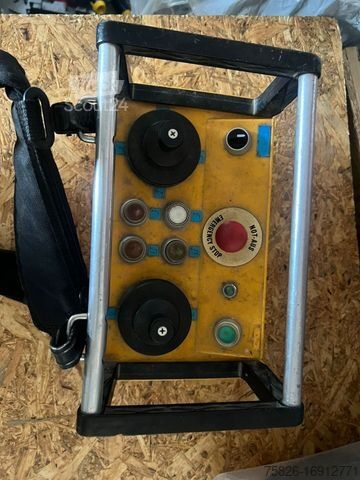 Vrachtwagen met kraanopbouw MERCEDES-BENZ 814 Dachdeckerkran Klaas 28-7 28Meter Fernbedien