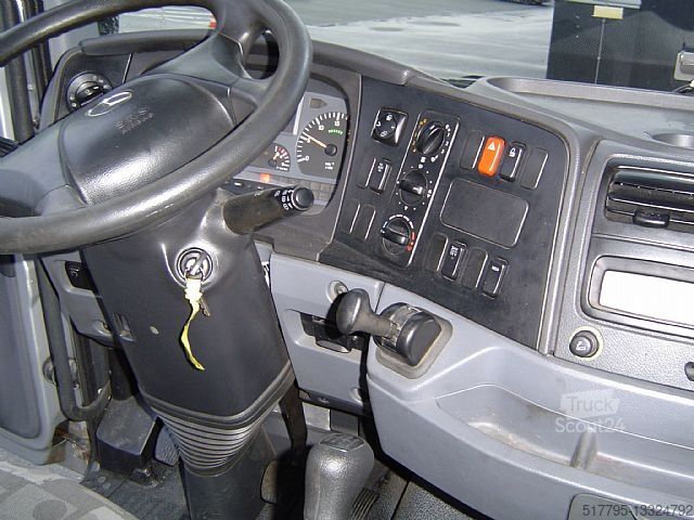 Transportér s plošinou a plachtou Mercedes-Benz Atego 822 L