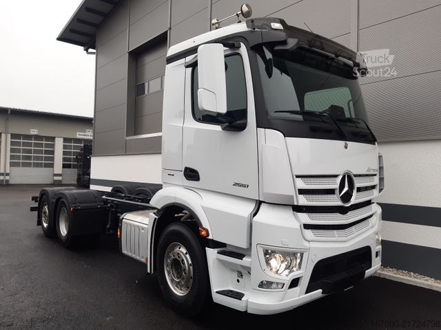 Cisternas automašīna MERCEDES-BENZ Actros 2551L 6x2/4 Lenkachse RS4.300 Ölretarder