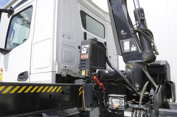 Platform met kraan Mercedes-Benz Arocs 1833 4x2 / 50 tho. km! / HIAB