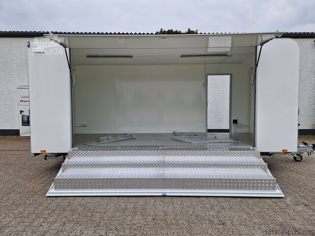 trailershop mobile Messe Event Bühne Kofferanhänger 550cm mit Treppe Strom isoliert verfügbar