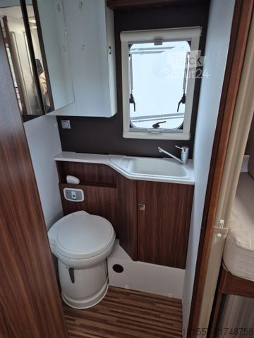 Polointegrovaný karavan ADRIA Matrix Axess 670 SL Luftfederung hinten / Markis