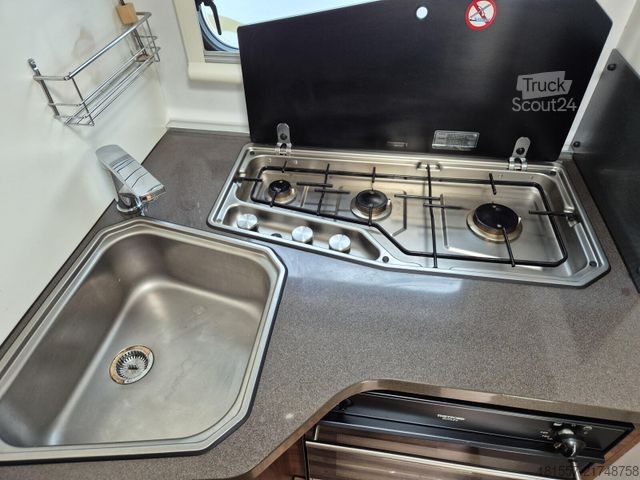 Polointegrovaný karavan ADRIA Matrix Axess 670 SL Luftfederung hinten / Markis
