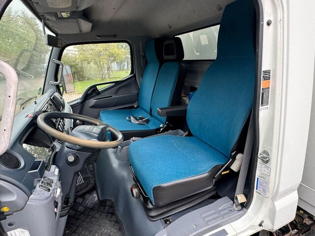 Vrachtwagen met bakwagen FUSO Canter 7C15 Koffer mit Ladebordwand