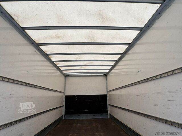 Vrachtwagen met bakwagen FUSO Canter 7C15 Koffer mit Ladebordwand