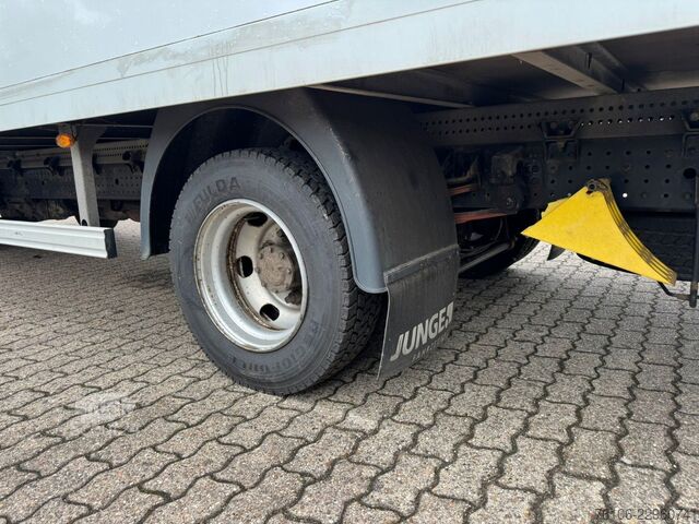 Vrachtwagen met bakwagen FUSO Canter 7C15 Koffer mit Ladebordwand