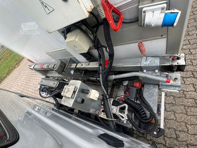 Furgão frigorífico IVECO Daily 35C18 TiefKühlkoffer Maxicargo