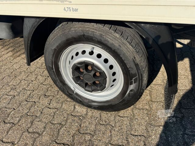 Vrachtwagen met bakwagen IVECO Daily 35S13 Koffer mit Ladebordwand*Klima*