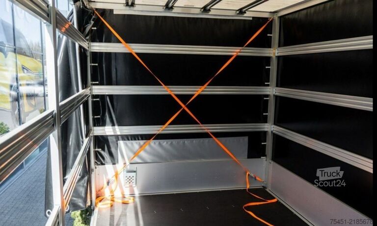 Dodávka s plachtovou bočnicou VW Crafter 35 Pritsche Schiebeplane LED Tempom.