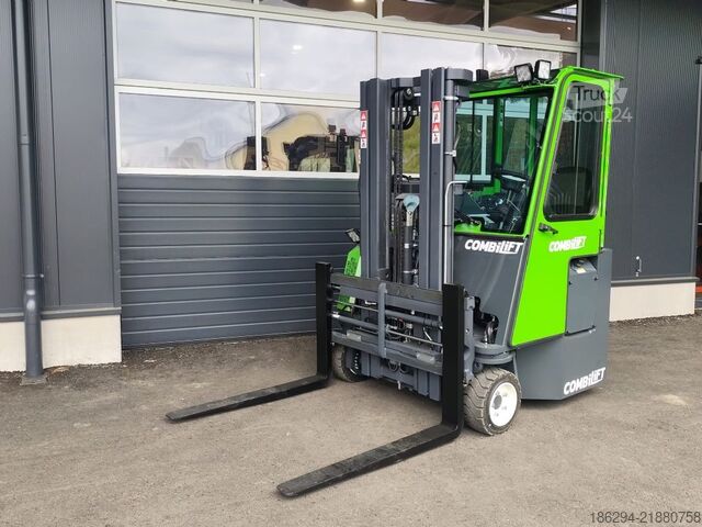 Carrello elevatore a 4 direzioni Combilift CB2500D NEUMASCHINE