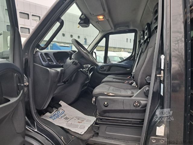Ponyvával szerelt furgon IVECO 60C18