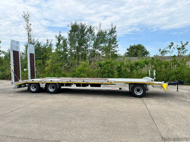 Lågbyggd trailer Möslein T 3-9,20 F  3 Achs Tieflader mit gerader Ladefläche 9 m, Neufahrzeug