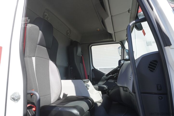 Sunkvežimis-šaldytuvas Renault D12 / Lamberet refrigerated truck / lift