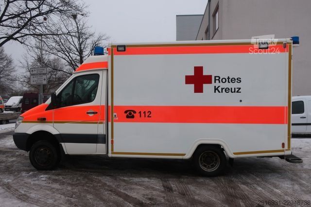 Samochód strażacki MERCEDES-BENZ Nr.A28 Sprinter 516 CDI 4X4 RTW 1.Hand / SHZ
