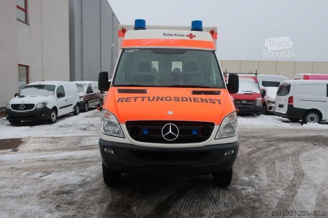 Samochód strażacki MERCEDES-BENZ Nr.A28 Sprinter 516 CDI 4X4 RTW 1.Hand / SHZ