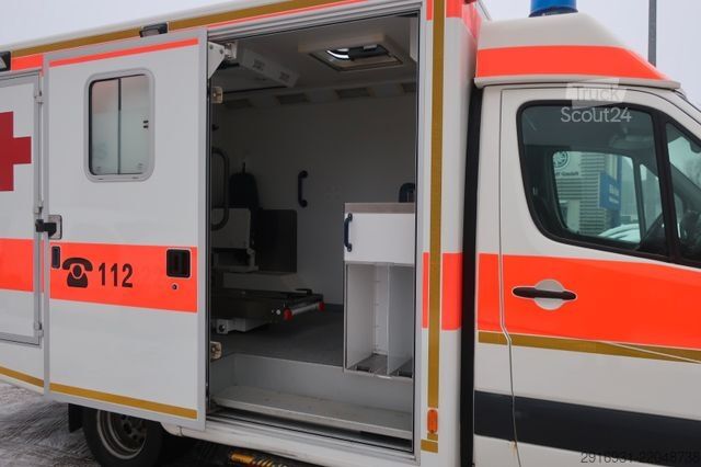 Samochód strażacki MERCEDES-BENZ Nr.A28 Sprinter 516 CDI 4X4 RTW 1.Hand / SHZ