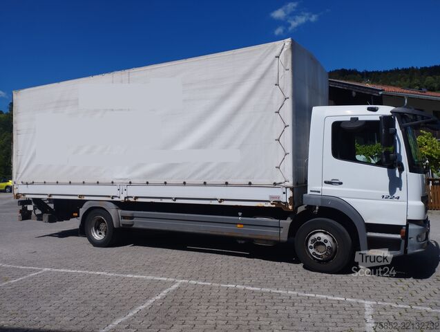 Teherautó ponyvás platóval és emelőhátfallal Mercedes-Benz 1224 L Atego Pritsche Plane Ladebordwand