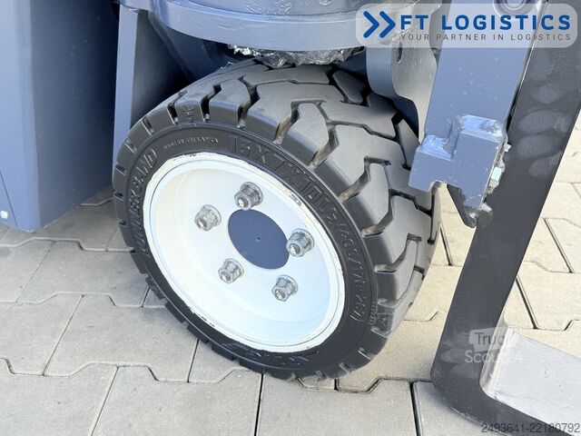 Wózek widłowy czterokierunkowy Combilift CB2500 GAS TRIPLEX 4900 FORK POSITIONER