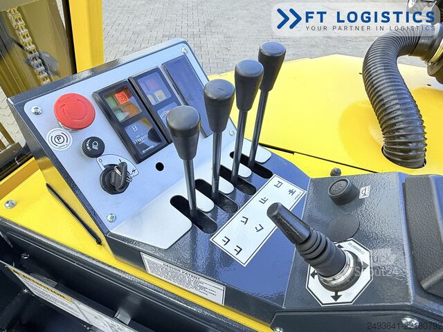 Wózek widłowy czterokierunkowy Combilift CB2500 GAS TRIPLEX 4900 FORK POSITIONER