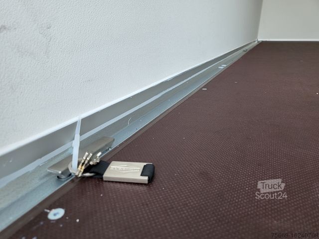 Κλειστό ρυμουλκούμενο BÖCKMANN KH 4121/27 F (22) 100 Km/h + Stützen