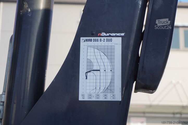 Benne trilatérale Mitsubishi Fuso Canter 9C18 / HDS HIAB 066 B-2 DUO