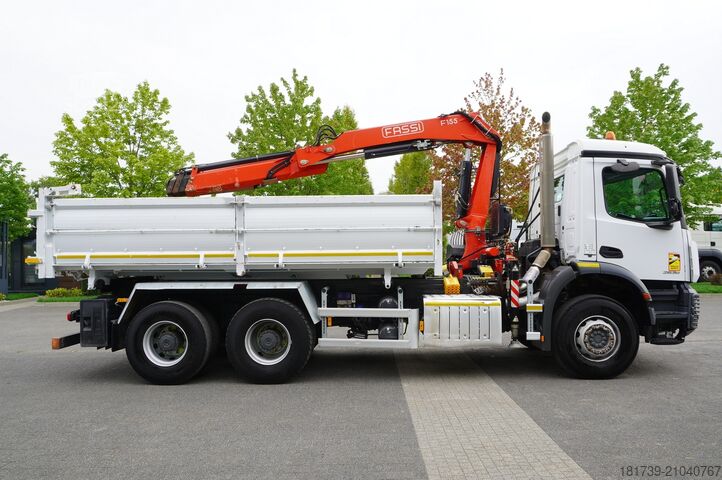 Trilaterale kiepbak Mercedes-Benz Arocs 2636 / 6x4 / HDS Fassi / 3-Way Tip