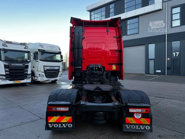 Standard tractor Volvo FH 13.420 Globetrotter / Mega / 2x Tank