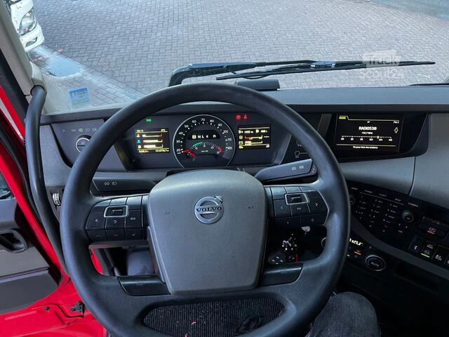 Standard tractor Volvo FH 13.420 Globetrotter / Mega / 2x Tank