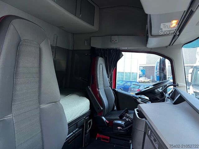 Standard tractor Volvo FH 13.420 Globetrotter / Mega / 2x Tank