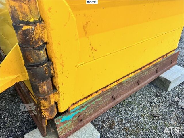 Vama EAU4800K lama spartineve pieghevole ad ali per camion Vama EAU4800K folding wing plow for truck