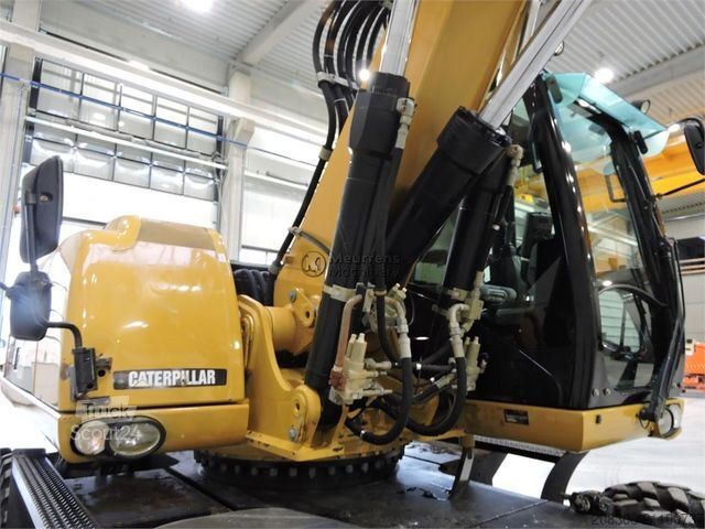 Mobile excavator CATERPILLAR M322D