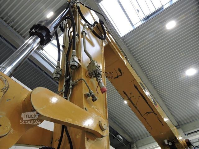 Mobile excavator CATERPILLAR M322D