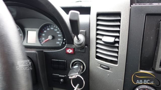 Minibus VOLKSWAGEN Crafter 2.5 TDI 23-Sitze