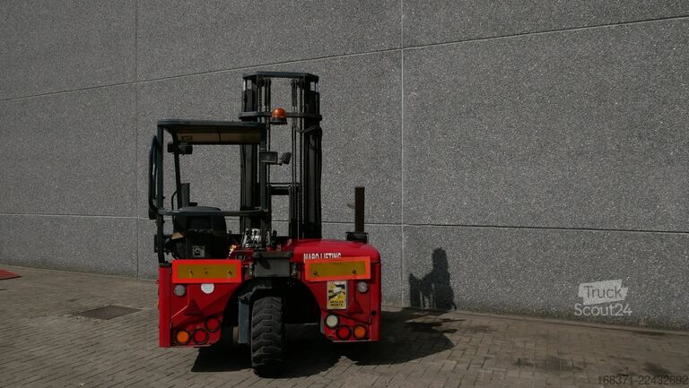 Vysokozdvižný vozík namontovaný na nákladním automobilu Moffett M4 25.4
