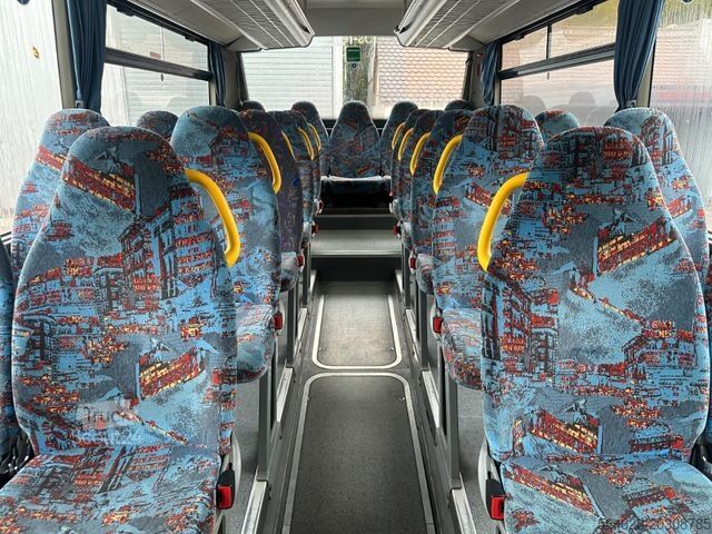 Távolsági autóbusz MERCEDES-BENZ O 560 Intouro