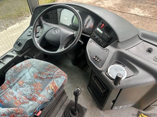 Távolsági autóbusz MERCEDES-BENZ O 560 Intouro