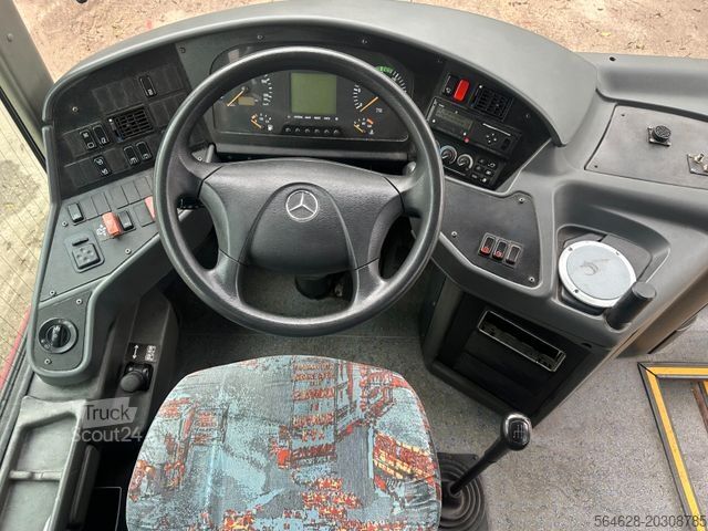 Távolsági autóbusz MERCEDES-BENZ O 560 Intouro