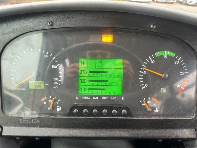 Távolsági autóbusz MERCEDES-BENZ O 560 Intouro