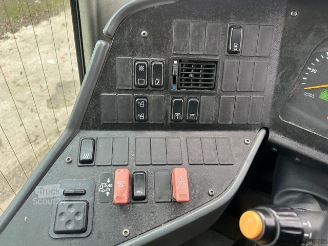 Távolsági autóbusz MERCEDES-BENZ O 560 Intouro