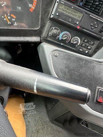 Távolsági autóbusz MERCEDES-BENZ O 560 Intouro