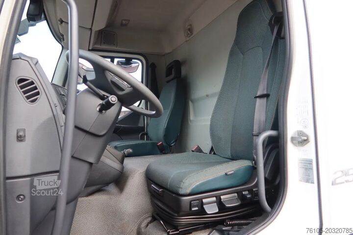 Matkalaukku Volvo FL Bak + Dhollandia klep 2000 Kg