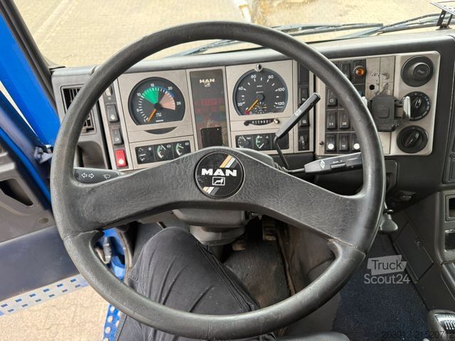 Кран, змонтований на вантажівці MAN TGS 26.400 6x2 Kipper + Kran LogLift F105Z77A