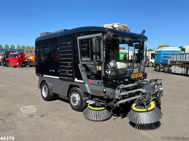 Balayeuse de voirie Ravo 580 with 3-rd brush