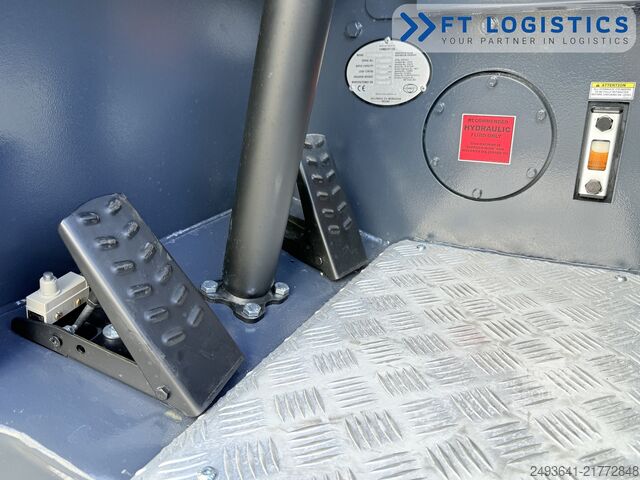 Wózek widłowy czterokierunkowy Combilift CB2500 GAS TRIPLEX 4900 FORK POSITIONER