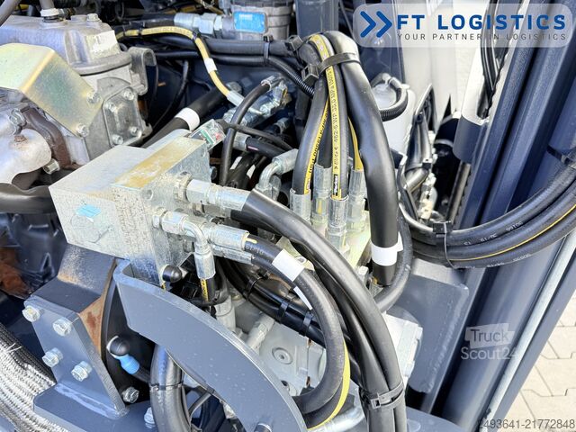 Wózek widłowy czterokierunkowy Combilift CB2500 GAS TRIPLEX 4900 FORK POSITIONER