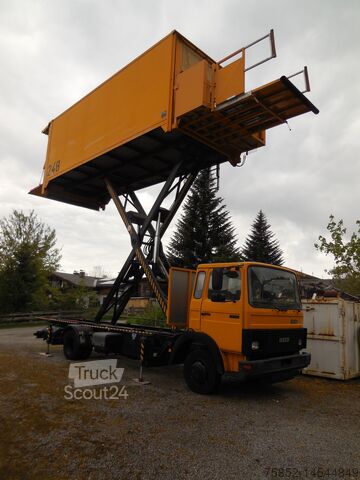 Transportér s kufrom Iveco 90-13 A Hub Hebevorrichtg Sitzwechselwag