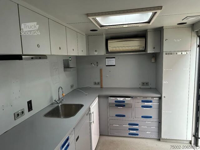 Scania P230 TOP: multifunctionele ruimte met airco (camper?), 22kVA generator, hydraulische steunpot Scania P230 TOP: multifunct. ruimte met airco (camper?...