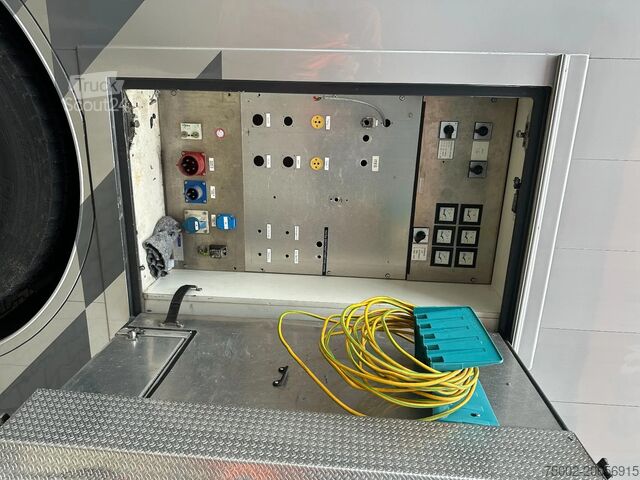 Scania P230 TOP: multifunctionele ruimte met airco (camper?), 22kVA generator, hydraulische steunpot Scania P230 TOP: multifunct. ruimte met airco (camper?...